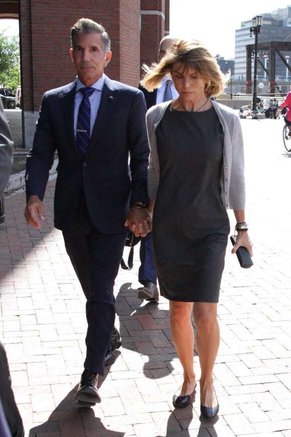 Lori Loughlin et son mari Mossimo Giannulli arrivent au tribunal de Boston. Le 27 août 2019 