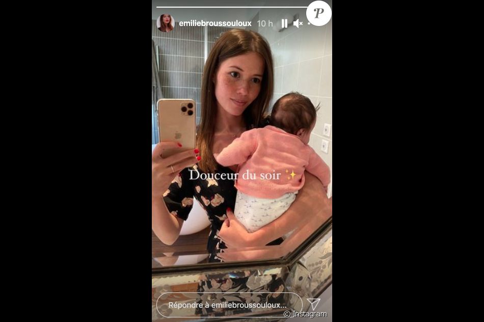 Emilie Broussouloux et son fils Noé (2 mois) font un câlin du soir.