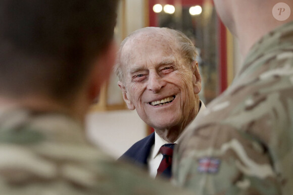 Le prince Philip, duc d'Edimbourg, rend visite aux soldats du premier bataillon des grenadiers à Aldershot. Le 30 mars 2017.