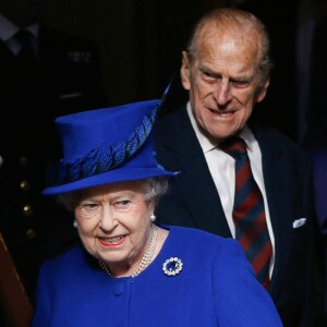 La reine Elizabeth II d'Angleterre et le prince Philip, duc d'Edimbourg, visitent l'hôtel de ville de Windsor.