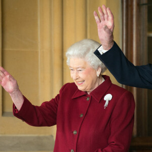 La reine Elizabeth II d'Angleterre et le prince Philip, duc d'Edimbourg, saluent le président irlandais, Michael D. Higgins et sa femme Sabina, lors de leur départ du château de Windsor. Le 11 avril 2014.
