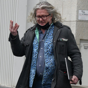 Pierre-Jean Chalençon sort de sa garde à vue avec son avocat, au 36, rue du Bastion à la police judiciaire à Paris, France, le 9 avril 2021.