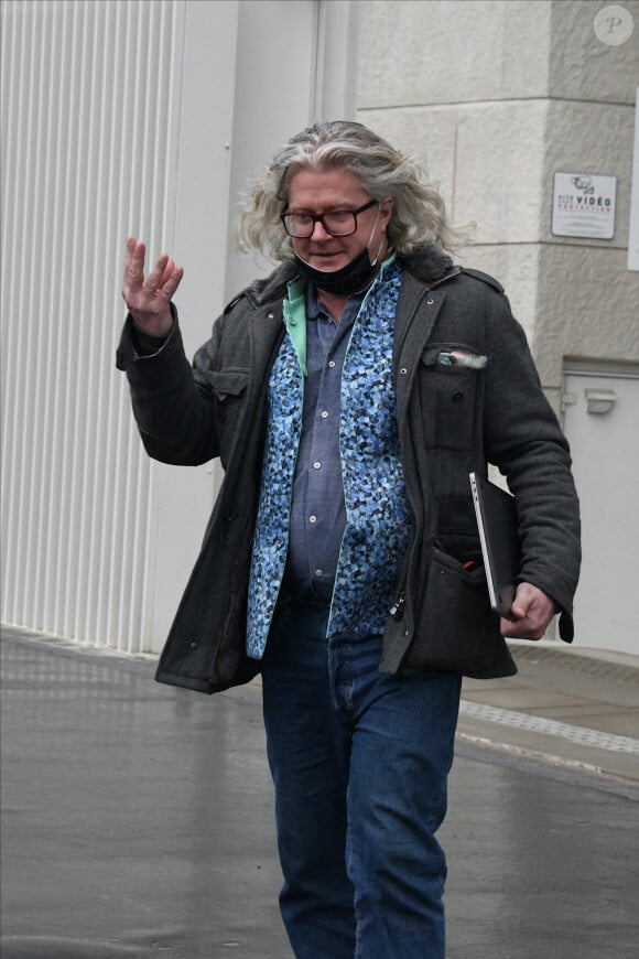 Pierre-Jean Chalençon sort de sa garde à vue avec son avocat, au 36, rue du Bastion à la police judiciaire à Paris, France, le 9 avril 2021.