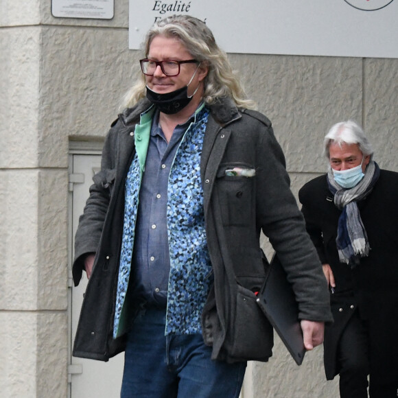 Pierre-Jean Chalençon sort de sa garde à vue avec son avocat, au 36, rue du Bastion à la police judiciaire à Paris, France, le 9 avril 2021.