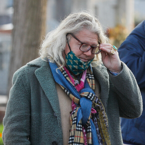 Pierre-Jean Chalençon, visiblement très ému essuie une larme - Obsèques de Robert Castel (de son vrai nom Robert Moyal) - Cimetière de Pantin, le 08 décembre 2020.