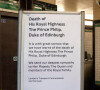 Une pancarte, annonçant le décès du prince Philip, duc d'Edimbourg, est affiché dans la station du métro Camden Town à Londres. Le 10 avril 2021