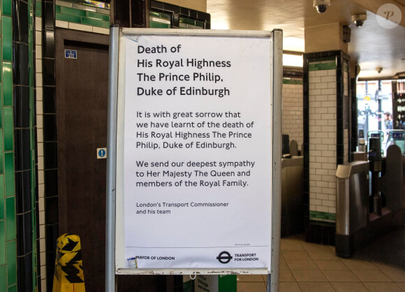 Une pancarte, annonçant le décès du prince Philip, duc d'Edimbourg, est affiché dans la station du métro Camden Town à Londres. Le 10 avril 2021