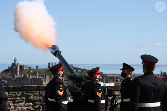 Illustration des coups de canon donnés par le "105th Regiment Royal Artillery" au château d'Edimbourg, en hommage au prince Philip, duc d'Edimbourg, décédé la veille. Le 10 avril 2021