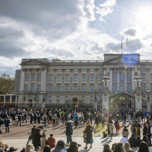 Les Anglais viennent rendrent hommage au prince Philip, duc d'Edimbourg devant les grilles de Buckingham Palace à Londres le 11 avril 2021.