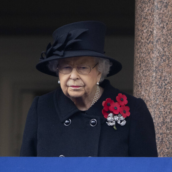 La reine Elisabeth II d'Angleterre au balcon du Cenotaph lors de la journée du souvenir (Remembrance day) à Londres.