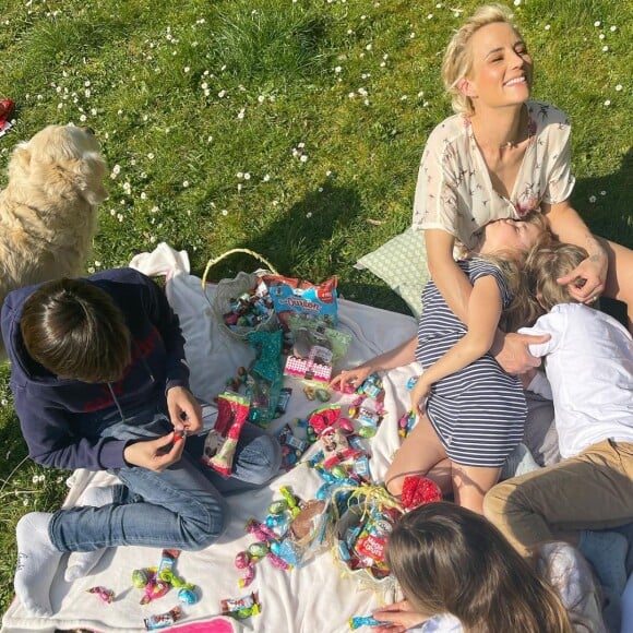 Elodie Gossuin avec ses enfants en train de pique-niquer, le 29 mars 2021