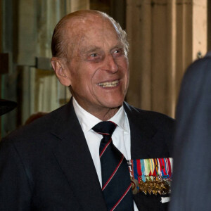 La reine Elisabeth II d'Angleterre et le prince Philip, duc d'Edimbourg lors de la messe à l'Abbaye de Westminster en hommage au centenaire de la bataille de Gallipoli, le 25 avril 2015.