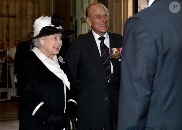 La reine Elisabeth II d'Angleterre et le prince Philip, duc d'Edimbourg lors de la messe à l'Abbaye de Westminster en hommage au centenaire de la bataille de Gallipoli, le 25 avril 2015.