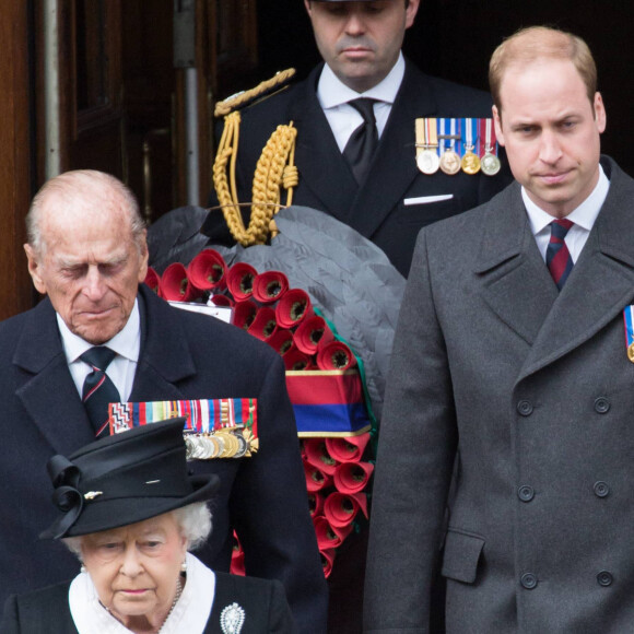 Le prince Philip, duc d'Edimbourg, la reine Elisabeth II d'Angleterre et le prince Williams, duc de Cambridge lors de la messe à l'Abbaye de Westminster en hommage au centenaire de la bataille de Gallipoli, le 25 avril 2015.