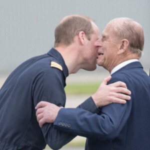 La reine Elisabeth II d'Angleterre et le prince Philip, duc d'Edimbourg visitent avec leur petit-fils prince William, duc de Cambridge, la nouvelle base East Anglian Air Ambulance à l'aéroport de Cambridge où il travaille à Cambridge, le 13 juillet 2016.