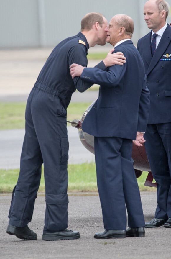 La reine Elisabeth II d'Angleterre et le prince Philip, duc d'Edimbourg visitent avec leur petit-fils prince William, duc de Cambridge, la nouvelle base East Anglian Air Ambulance à l'aéroport de Cambridge où il travaille à Cambridge, le 13 juillet 2016.