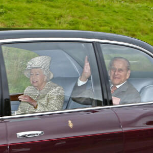 Exclusif - La reine Elisabeth II d'Angleterre et le prince Philip, duc d'Edimbourg - Les membres de la famille royale d'Angleterre vont assister à une messe en l'église de Crathie à Balmoral, le 11 septembre 2016.