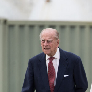 La reine Elisabeth II d'Angleterre et le prince Philip, duc d'Edimbourg visitent avec leur petit-fils prince William, duc de Cambridge, la nouvelle base East Anglian Air Ambulance à l'aéroport de Cambridge où il travaille à Cambridge, le 13 juillet 2016. 