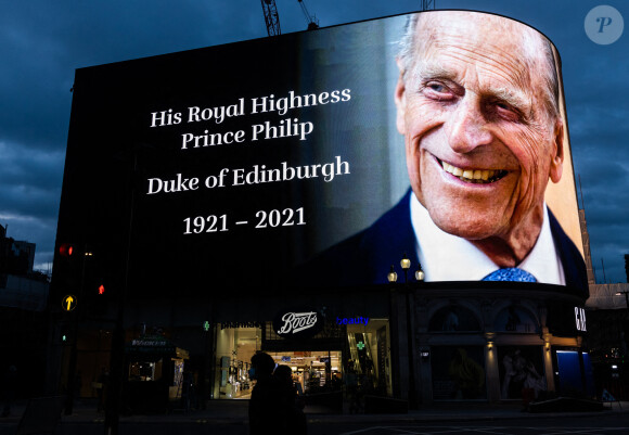 Un portrait du prince Philip, duc d'Edimbourg, diffusé sur un écran géant à Picadilly Circus à Londres, suite à l'annonce de son décès. Le 9 avril 2021