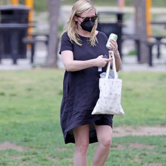 Exclusif - Kirsten Dunst (enceinte) est vue pour la première fois après avoir dévoilé sa grossesse. Kirsten Dunst se balade avec son fils Ennis Howard Plemons dans un pars de Los Angeles, Californie, Etats-Unis, le 1er avril 2021.