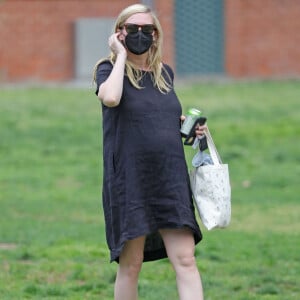 Exclusif - Kirsten Dunst (enceinte) est vue pour la première fois après avoir dévoilé sa grossesse. Kirsten Dunst se balade avec son fils Ennis Howard Plemons dans un pars de Los Angeles, Californie, Etats-Unis, le 1er avril 2021.