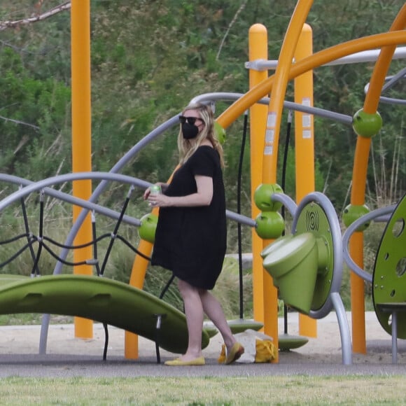 Exclusif - Kirsten Dunst (enceinte) est vue pour la première fois après avoir dévoilé sa grossesse. Kirsten Dunst se balade avec son fils Ennis Howard Plemons dans un pars de Los Angeles, Californie, Etats-Unis, le 1er avril 2021.