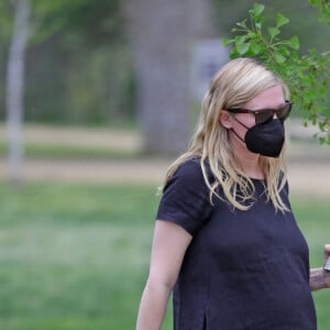 Exclusif - Kirsten Dunst (enceinte) est vue pour la première fois après avoir dévoilé sa grossesse. Kirsten Dunst se balade avec son fils Ennis Howard Plemons dans un pars de Los Angeles, Californie, Etats-Unis, le 1er avril 2021.