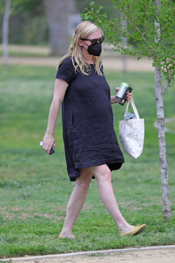 Exclusif - Kirsten Dunst (enceinte) est vue pour la première fois après avoir dévoilé sa grossesse. Kirsten Dunst se balade avec son fils Ennis Howard Plemons dans un pars de Los Angeles, Californie, Etats-Unis, le 1er avril 2021.