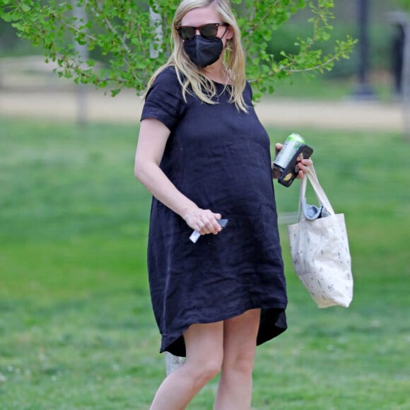 Exclusif - Kirsten Dunst (enceinte) est vue pour la première fois après avoir dévoilé sa grossesse. Kirsten Dunst se balade avec son fils Ennis Howard Plemons dans un pars de Los Angeles, Californie, Etats-Unis, le 1er avril 2021.