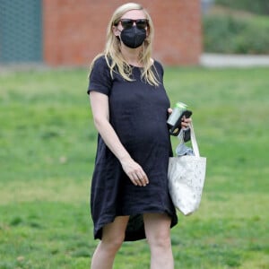 Exclusif - Kirsten Dunst (enceinte) est vue pour la première fois après avoir dévoilé sa grossesse. Kirsten Dunst se balade avec son fils Ennis Howard Plemons dans un pars de Los Angeles, Californie, Etats-Unis, le 1er avril 2021.