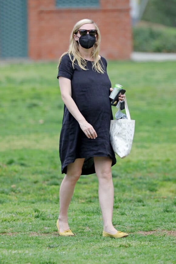 Exclusif - Kirsten Dunst (enceinte) est vue pour la première fois après avoir dévoilé sa grossesse. Kirsten Dunst se balade avec son fils Ennis Howard Plemons dans un pars de Los Angeles, Californie, Etats-Unis, le 1er avril 2021.