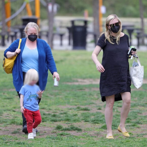 Exclusif - Kirsten Dunst (enceinte) est vue pour la première fois après avoir dévoilé sa grossesse. Kirsten Dunst se balade avec son fils Ennis Howard Plemons dans un pars de Los Angeles, Californie, Etats-Unis, le 1er avril 2021. 