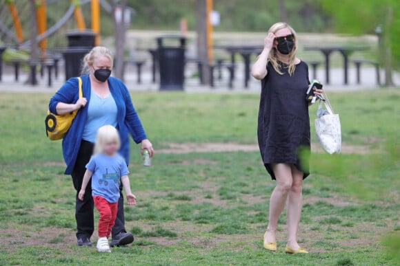 Exclusif - Kirsten Dunst (enceinte) est vue pour la première fois après avoir dévoilé sa grossesse. Kirsten Dunst se balade avec son fils Ennis Howard Plemons dans un pars de Los Angeles, Californie, Etats-Unis, le 1er avril 2021. 