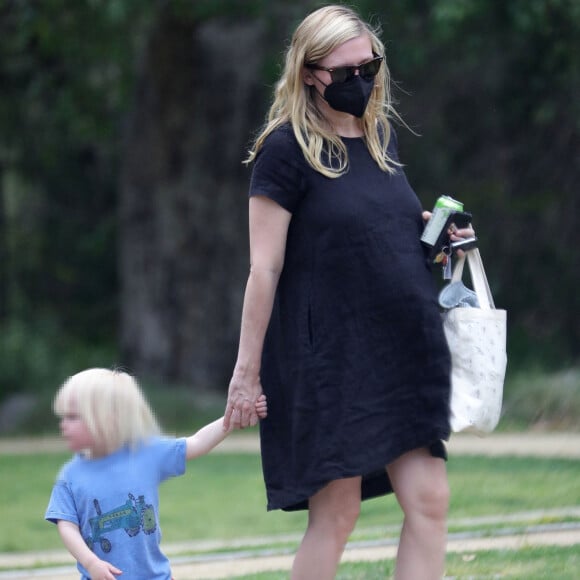 Exclusif - Kirsten Dunst (enceinte) est vue pour la première fois après avoir dévoilé sa grossesse. Kirsten Dunst se balade avec son fils Ennis Howard Plemons dans un pars de Los Angeles, Californie, Etats-Unis, le 1er avril 2021. 
