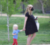 Exclusif - Kirsten Dunst (enceinte) est vue pour la première fois après avoir dévoilé sa grossesse. Kirsten Dunst se balade avec son fils Ennis Howard Plemons dans un pars de Los Angeles.