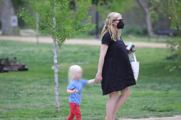 Exclusif - Kirsten Dunst (enceinte) est vue pour la première fois après avoir dévoilé sa grossesse. Kirsten Dunst se balade avec son fils Ennis Howard Plemons dans un pars de Los Angeles.