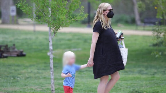 Kirsten Dunst enceinte : de sortie avec son fils, elle dévoile un imposant baby bump