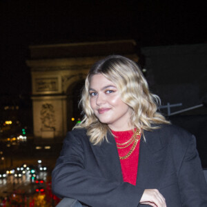 Exclusif - La chanteuse Louane lors de la cérémonie d'illumination des Champs Elysées à Paris le 22 novembre 2020. © JB Autissier / Panoramic / Bestimage