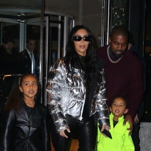 Kim Kardashian, son mari Kanye West et leurs enfants North et Saint - La famille Kardashian West l'hôtel Ritz-Carlton après avoir dîné dans le restaurant Milos à New York, le 21 décembre 2019.