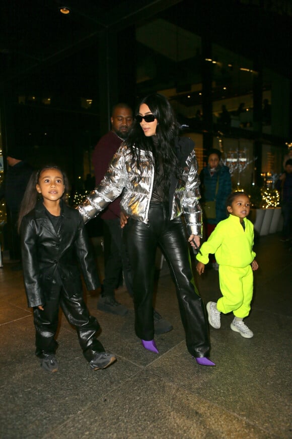 Kim Kardashian, Kanye West, North West, Saint West - La famille Kardashian West l'hôtel Ritz-Carlton après avoir dîné dans le restaurant Milos à New York, le 21 décembre 2019.