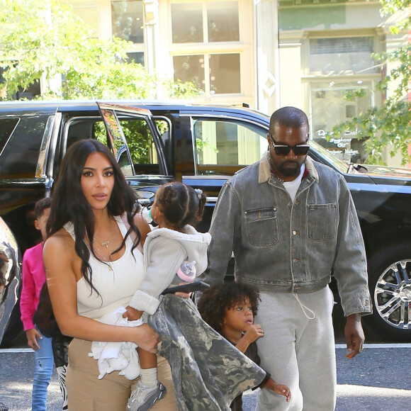 Kim Kardashian est allée assister avec ses enfants Saint West, N. West et Chicago West à la messe dominicale de son mari Kanye West à New York, le 29 septembre 2019