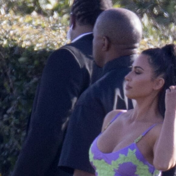 Kanye West et sa femme Kim Kardashian - Mariage du rappeur C. et de son amour d'enfance K. Corley à Newport. Les deux tourtereaux se sont rencontrés en 2003, à la fête du travail de sa mère où des membres du personnel étaient venus avec leurs enfants. Il est tombé amoureux alors que sa future femme réalisait une chorégraphie sur les Destiny's Child avec deux copines. Le rappeur a déclaré à ses 8 millions de followers que c'était la plus belle femme qu'il avait vue de sa vie et qu'il était heureux de se lier à elle seize ans plus tard. Parmi les invités, Kim Kardashian et son mari Kanye West en retard au mariage arrivent en plein milieu de la cérémonie.... Le 9 mars 2019