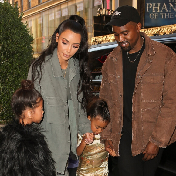Kim Kardashian avec son mari Kanye West fêtent les 5 ans de leur fille North West accompagnée de son amie Ryan à New York, ils arrivent au spectacle "Frozen" à Times Square.