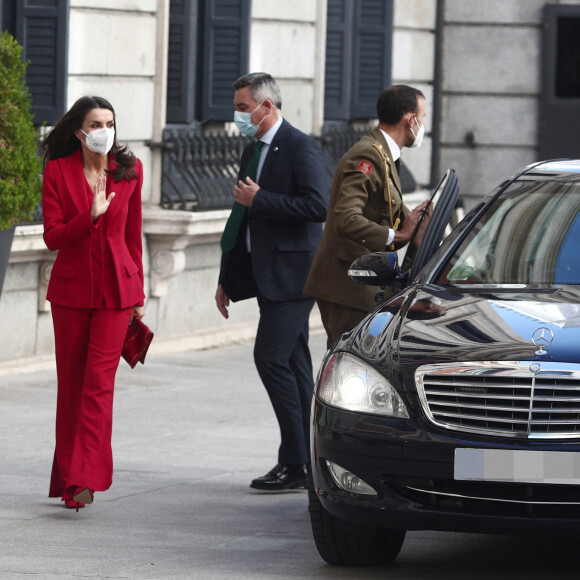 La reine Letizia d'Espagne participe à l'hommage du Congrès à la députée du Parti radical Clara Campoamor à Madrid, le 12 avril 2021.