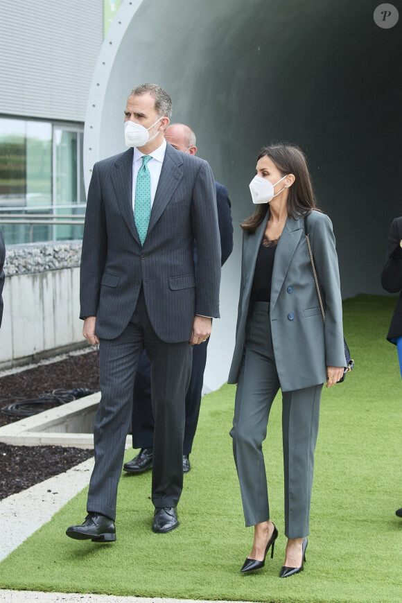 Le roi Felipe VI et la reine Letizia d'Espagne assistent à l'inauguration du campus "Iberdrola Innovation and Training Centre" à San Augustin del Guadalix près de Madrid, le 9 avril 2021.
