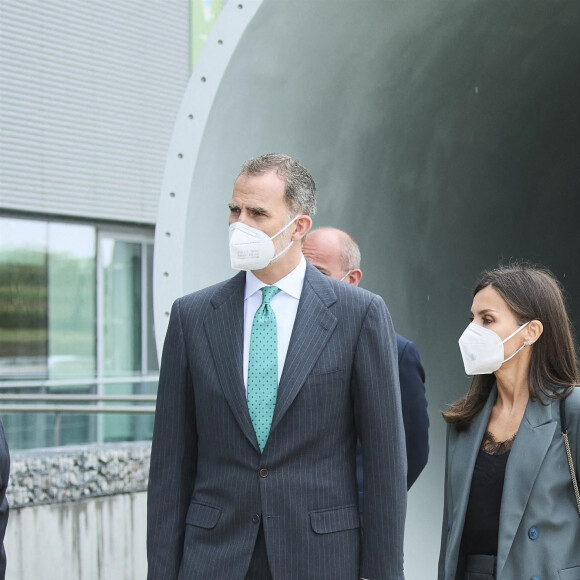 Le roi Felipe VI et la reine Letizia d'Espagne assistent à l'inauguration du campus "Iberdrola Innovation and Training Centre" à San Augustin del Guadalix près de Madrid, le 9 avril 2021.