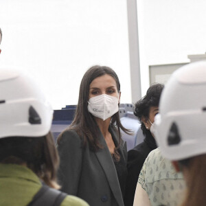 Le roi Felipe VI et la reine Letizia d'Espagne assistent à l'inauguration du campus "Iberdrola Innovation and Training Centre" à San Augustin del Guadalix près de Madrid, le 9 avril 2021.