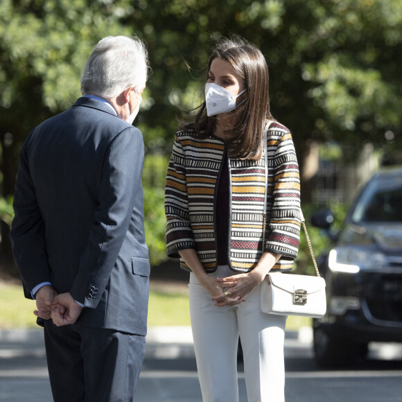 La reine Letizia d'Espagne arrive à la fondation "Mutua Madrilena" à Madrid, pour une réunion de travail. Le 7 avril 2021