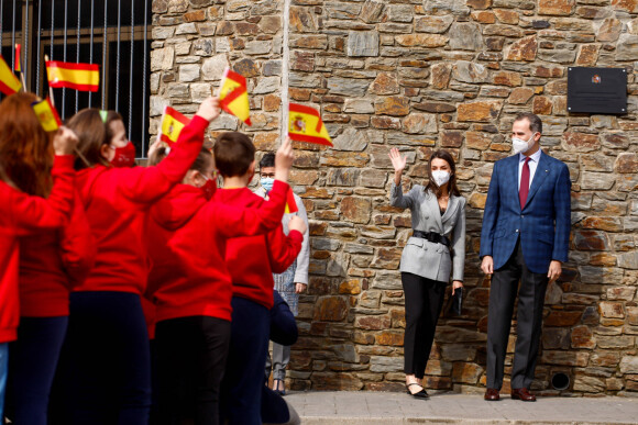 Le roi Felipe VI d'Espagne et la reine Letizia d'Espagne visite l'école "Maria Moliner" lors de sa visite officielle en Andorre, le 26 mars 2021.