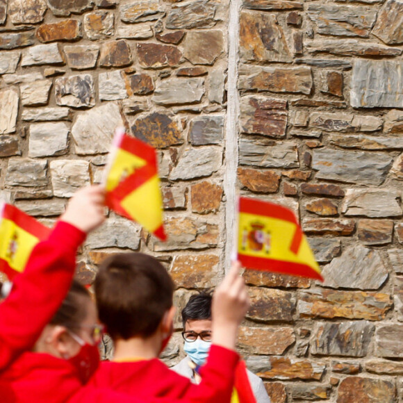 Le roi Felipe VI d'Espagne et la reine Letizia d'Espagne visite l'école "Maria Moliner" lors de sa visite officielle en Andorre, le 26 mars 2021.